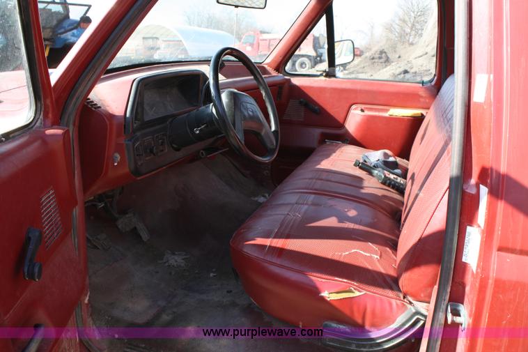 image for item 4983 1991 Ford F150 Custom pickup truck