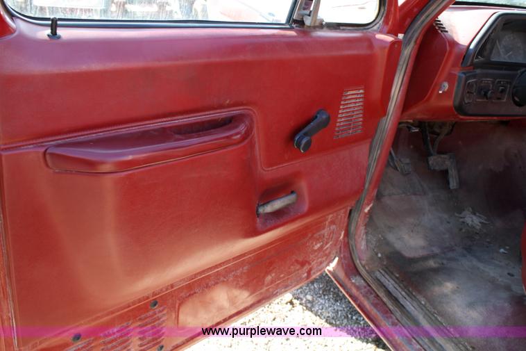 image for item 4983 1991 Ford F150 Custom pickup truck