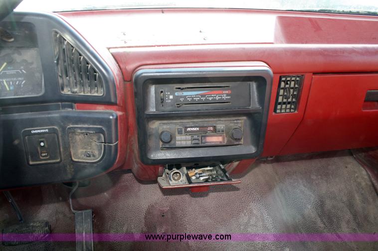 image for item 4983 1991 Ford F150 Custom pickup truck