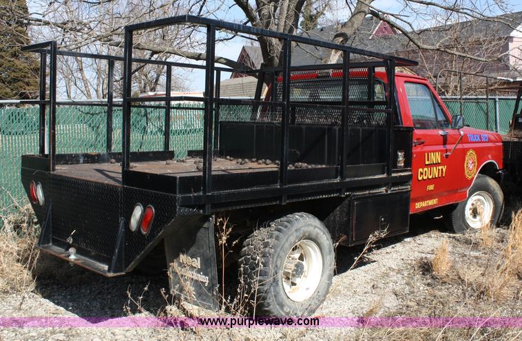 image for item 4989 1988 Ford F250 pickup truck