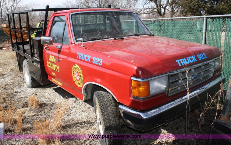 image for item 4989 1988 Ford F250 pickup truck