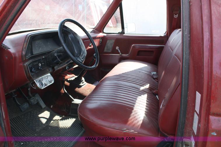 image for item 4989 1988 Ford F250 pickup truck