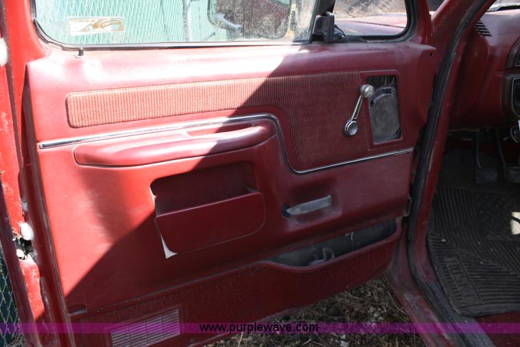 image for item 4989 1988 Ford F250 pickup truck