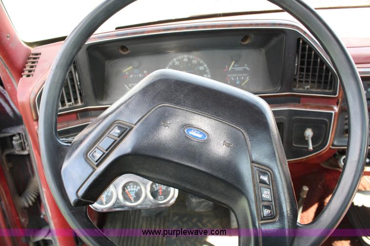 image for item 4989 1988 Ford F250 pickup truck