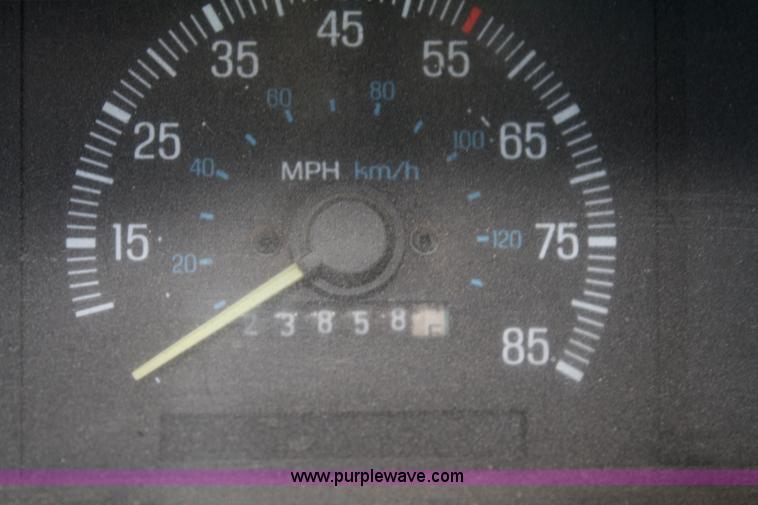 image for item 4989 1988 Ford F250 pickup truck