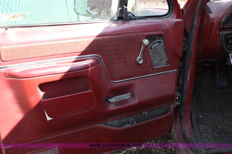 image for item 4989 1988 Ford F250 pickup truck