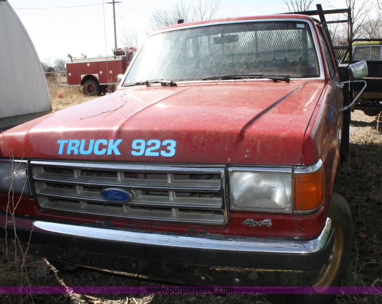 image for item 4989 1988 Ford F250 pickup truck