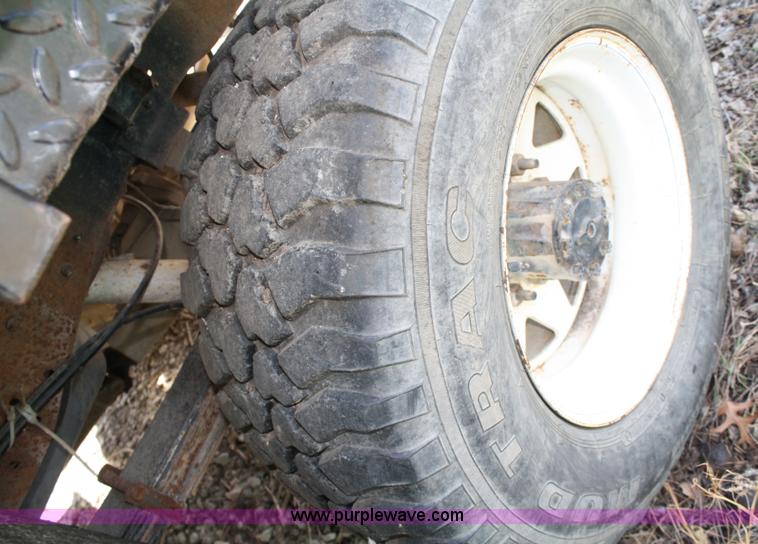 image for item 4989 1988 Ford F250 pickup truck