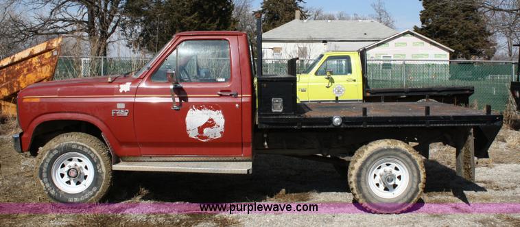 image for item 4991 1986 Ford F250 pickup truck