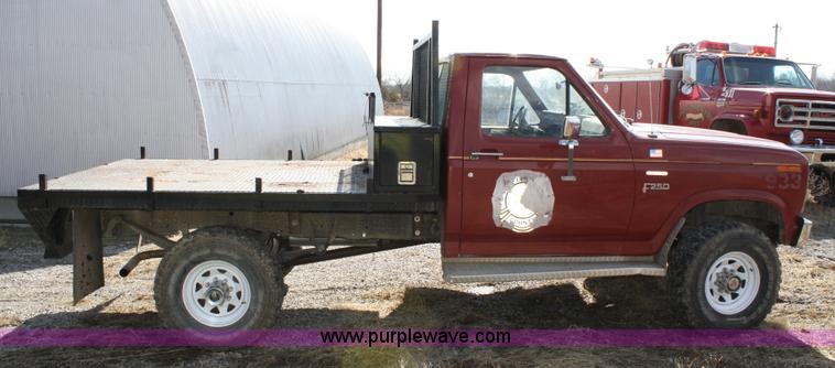 image for item 4991 1986 Ford F250 pickup truck