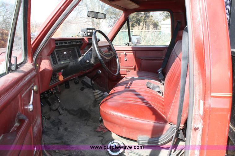 image for item 4991 1986 Ford F250 pickup truck