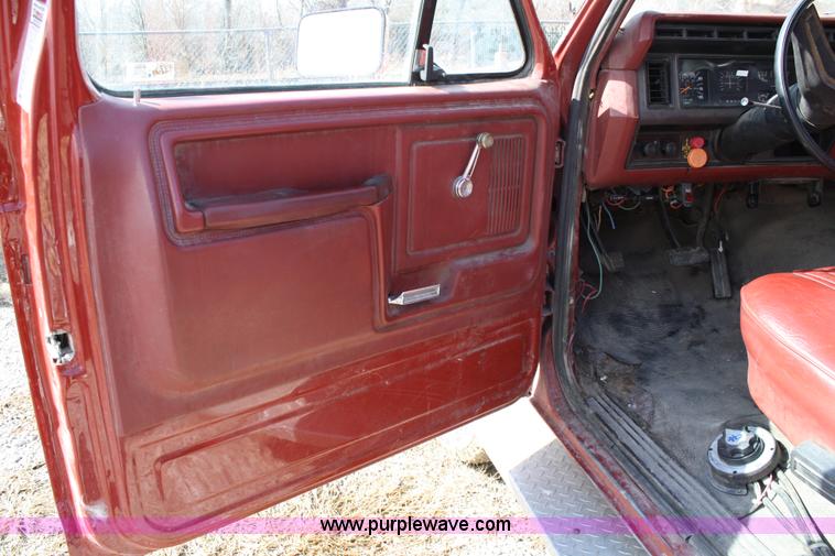 image for item 4991 1986 Ford F250 pickup truck