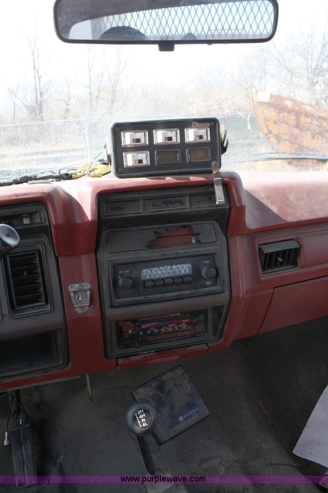 image for item 4991 1986 Ford F250 pickup truck