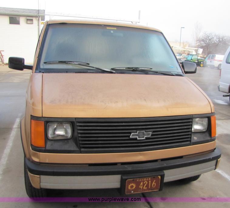 image for item 5157 1989 Chevrolet Astro Van CS safari van