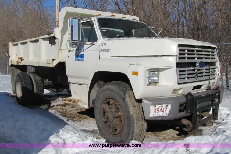 image for item 5352 1992 Ford F700 single axle dump truck