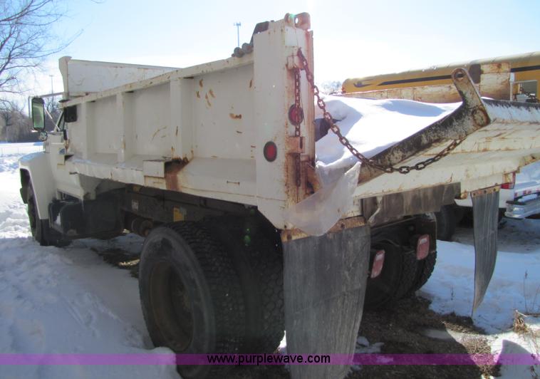 image for item 5352 1992 Ford F700 single axle dump truck