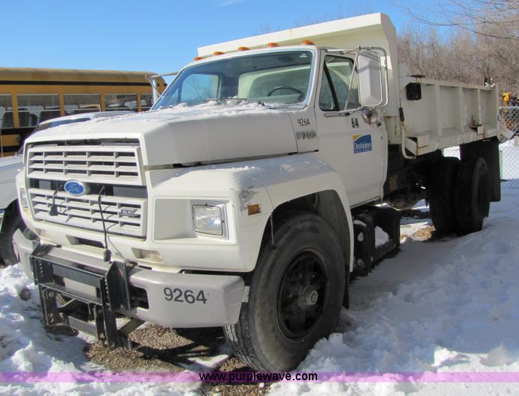 image for item 5352 1992 Ford F700 single axle dump truck
