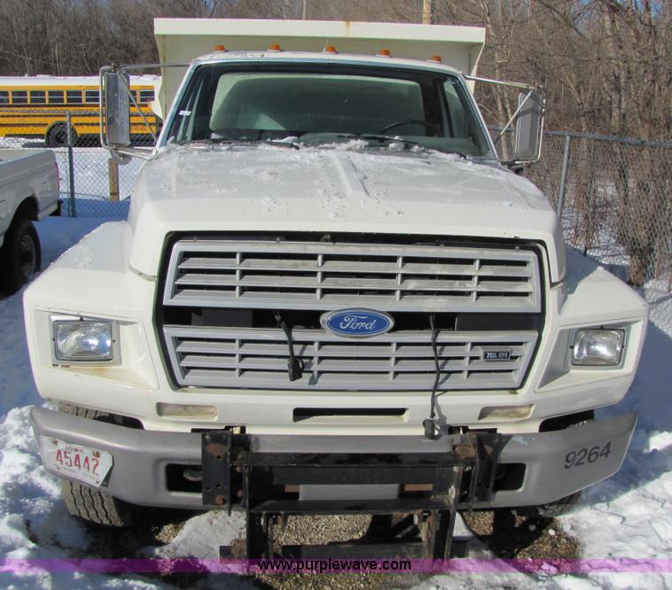 image for item 5352 1992 Ford F700 single axle dump truck