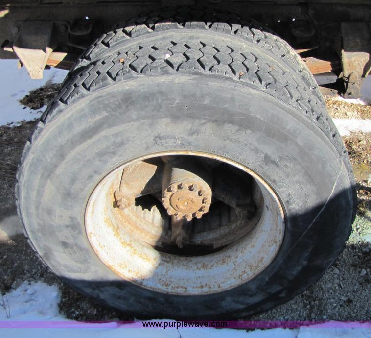image for item 5352 1992 Ford F700 single axle dump truck