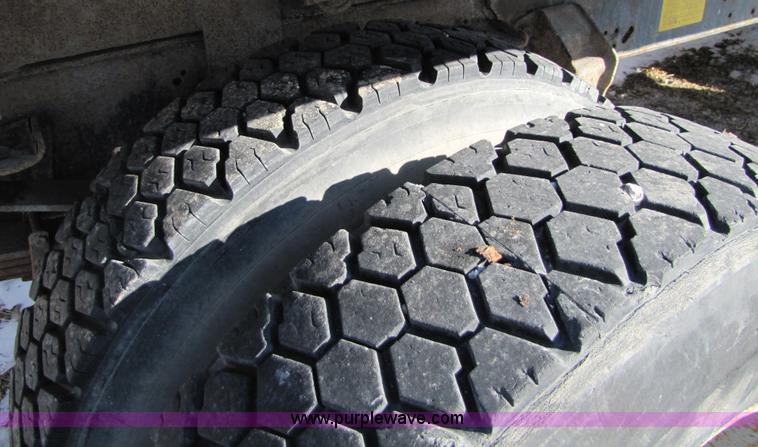 image for item 5352 1992 Ford F700 single axle dump truck