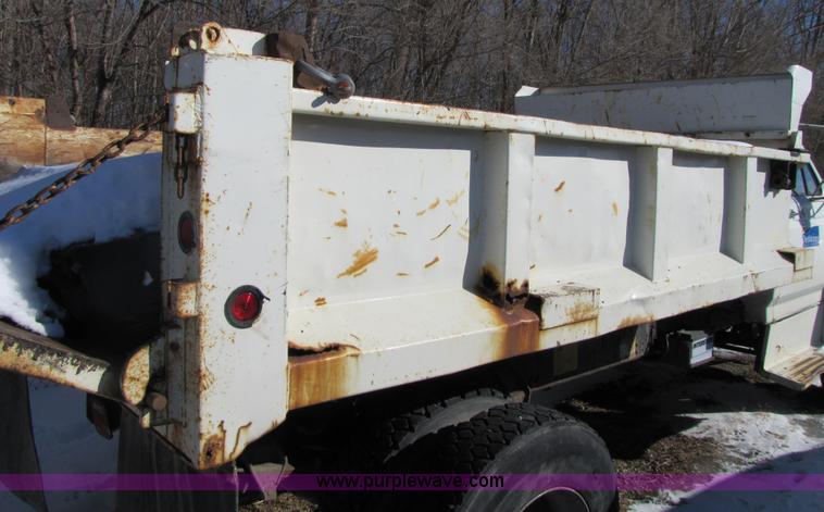 image for item 5352 1992 Ford F700 single axle dump truck