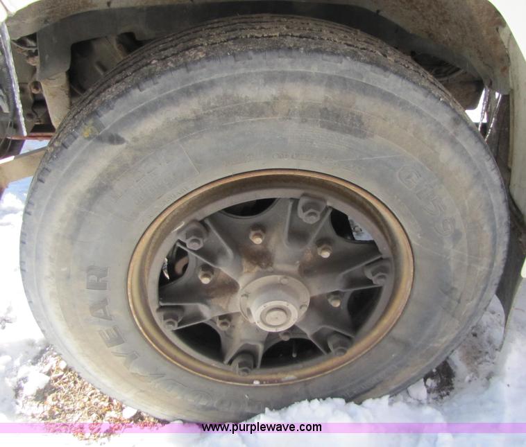 image for item 5352 1992 Ford F700 single axle dump truck