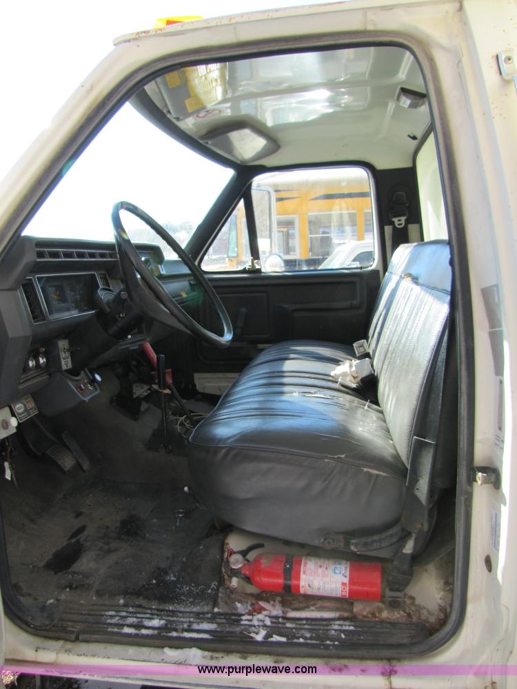 image for item 5352 1992 Ford F700 single axle dump truck