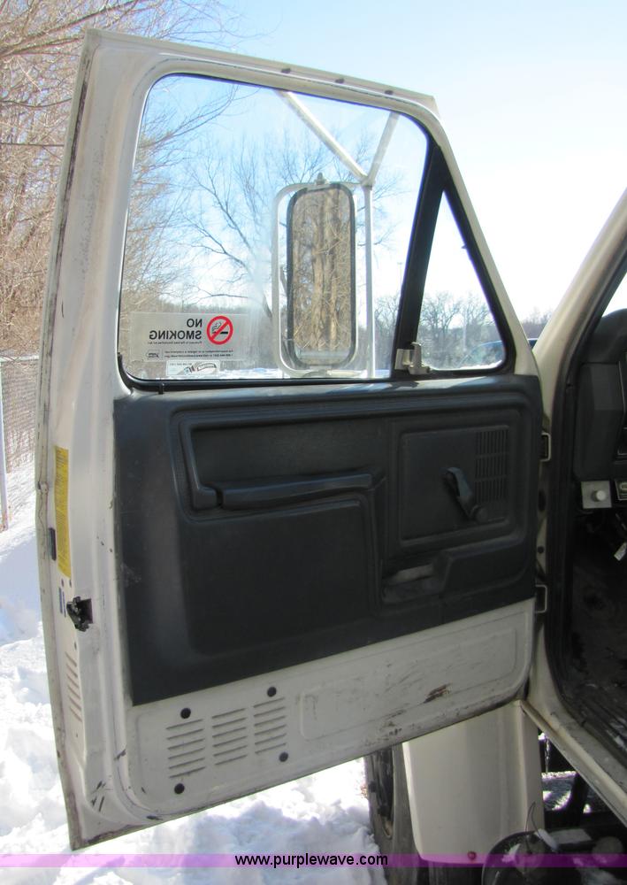 image for item 5352 1992 Ford F700 single axle dump truck