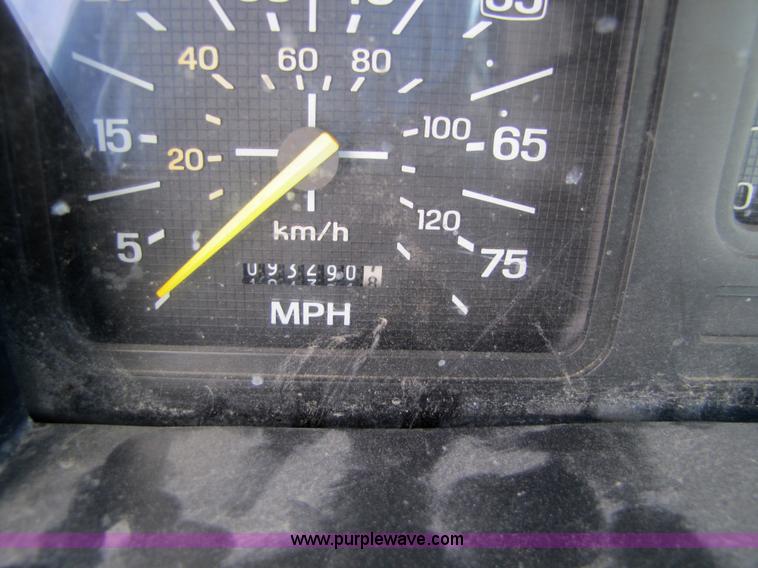 image for item 5352 1992 Ford F700 single axle dump truck