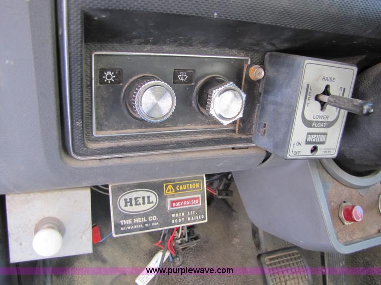 image for item 5352 1992 Ford F700 single axle dump truck