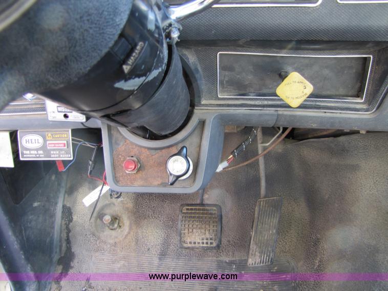 image for item 5352 1992 Ford F700 single axle dump truck