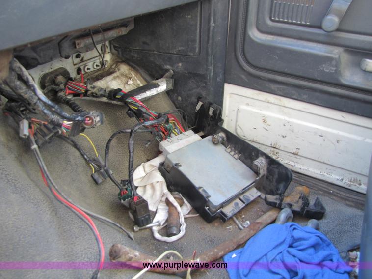 image for item 5352 1992 Ford F700 single axle dump truck