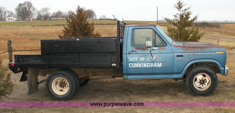 image for item 6105 1982 Ford F350 pickup truck