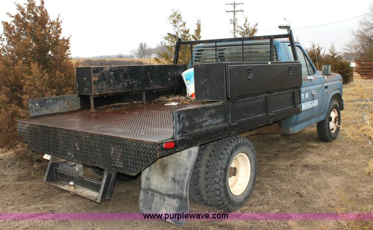 image for item 6105 1982 Ford F350 pickup truck