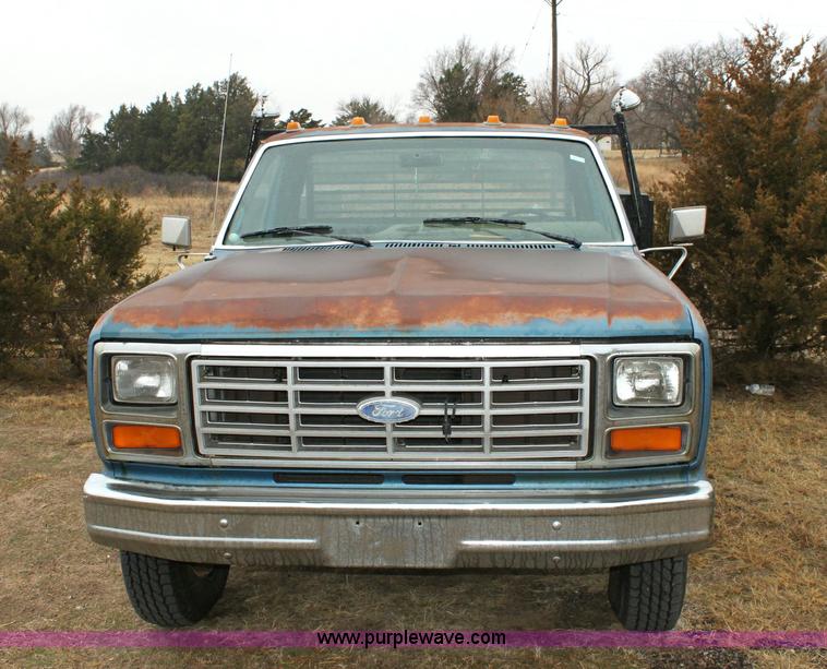 image for item 6105 1982 Ford F350 pickup truck