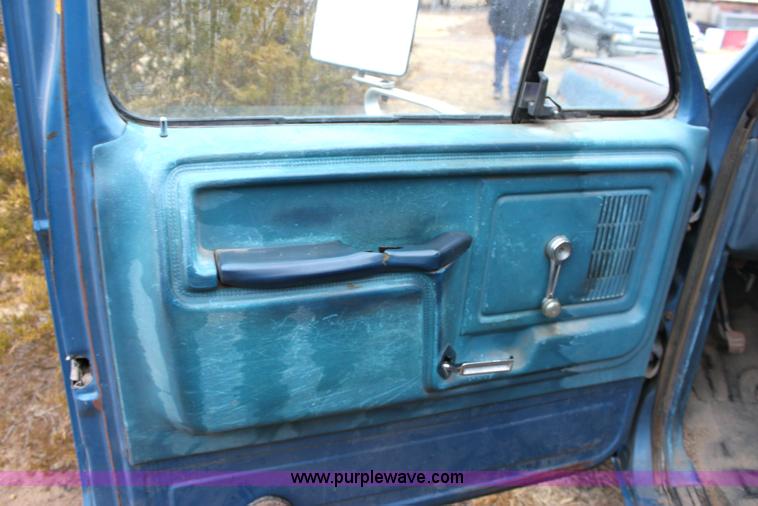 image for item 6105 1982 Ford F350 pickup truck