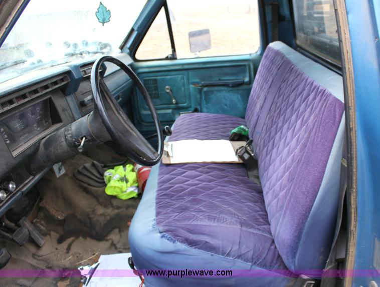 image for item 6105 1982 Ford F350 pickup truck