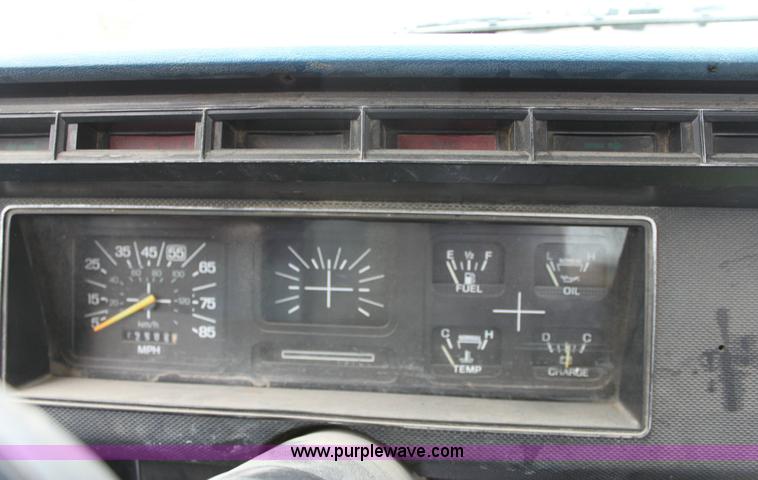 image for item 6105 1982 Ford F350 pickup truck