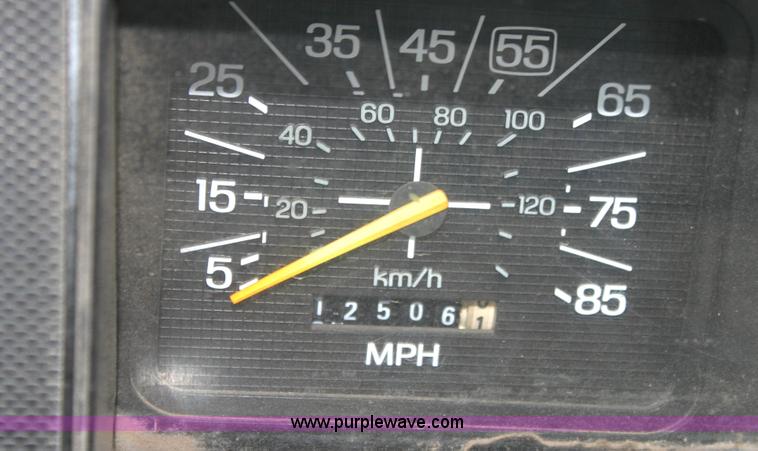 image for item 6105 1982 Ford F350 pickup truck