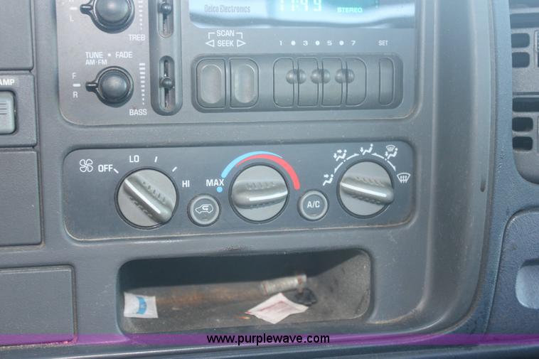 image for item 6486 1995 Chevrolet 1500 W/T pickup truck