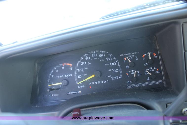 image for item 6486 1995 Chevrolet 1500 W/T pickup truck