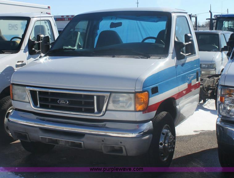 image for item 6487 2003 Ford ambulance cab chassis