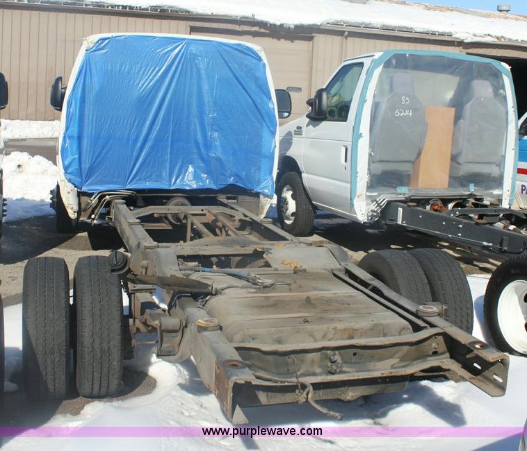 image for item 6487 2003 Ford ambulance cab chassis