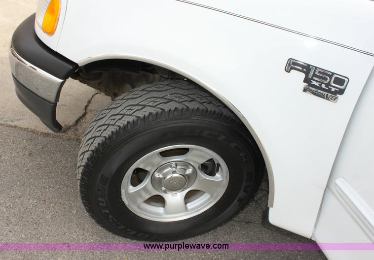 image for item 6523 2001 Ford F150 XLT supercab pickup truck