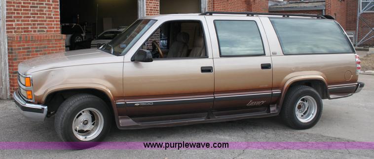 image for item 6524 1993 Chevrolet Suburban C1500 SUV