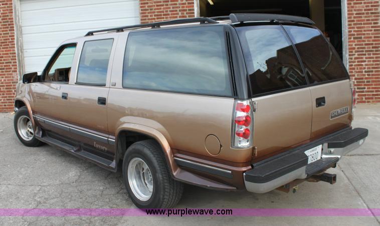 image for item 6524 1993 Chevrolet Suburban C1500 SUV