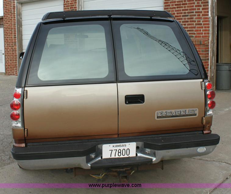 image for item 6524 1993 Chevrolet Suburban C1500 SUV