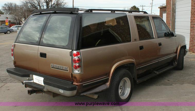 image for item 6524 1993 Chevrolet Suburban C1500 SUV