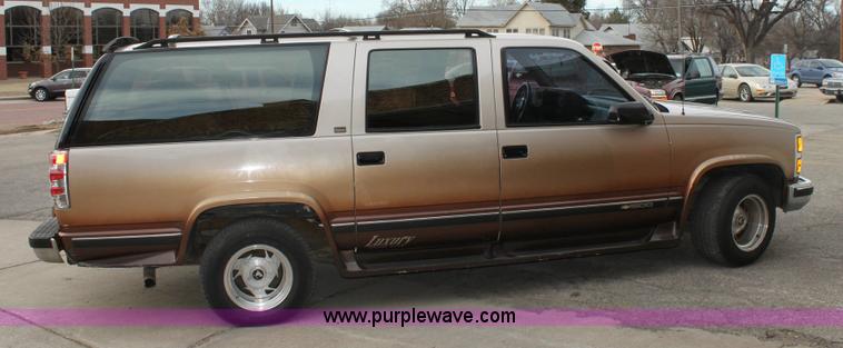 image for item 6524 1993 Chevrolet Suburban C1500 SUV