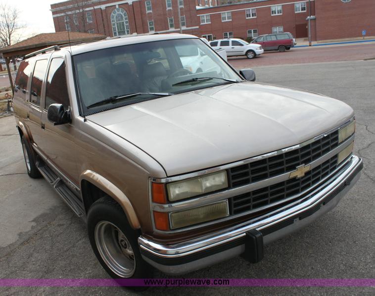 image for item 6524 1993 Chevrolet Suburban C1500 SUV